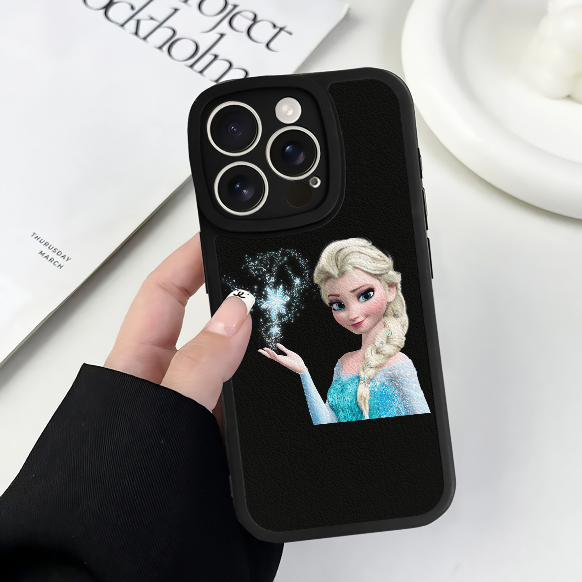 （画像用） アナと雪の女王 アンナ エルサ Frozen Anna Elsa 【iPhone 16シリーズ対応】シリコンスマホケース（レザー調） 材質：シリコン